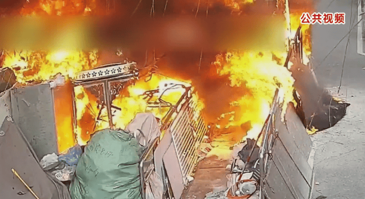 “你们不用管<strong></p>
<p>炒币赔光</strong>,出事我负责”!老人囤废品堵塞逃生路,不幸起火遇难