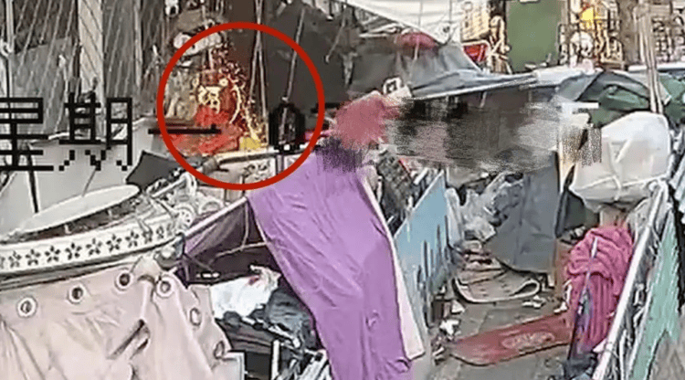 “你们不用管<strong></p>
<p>炒币赔光</strong>,出事我负责”!老人囤废品堵塞逃生路,不幸起火遇难