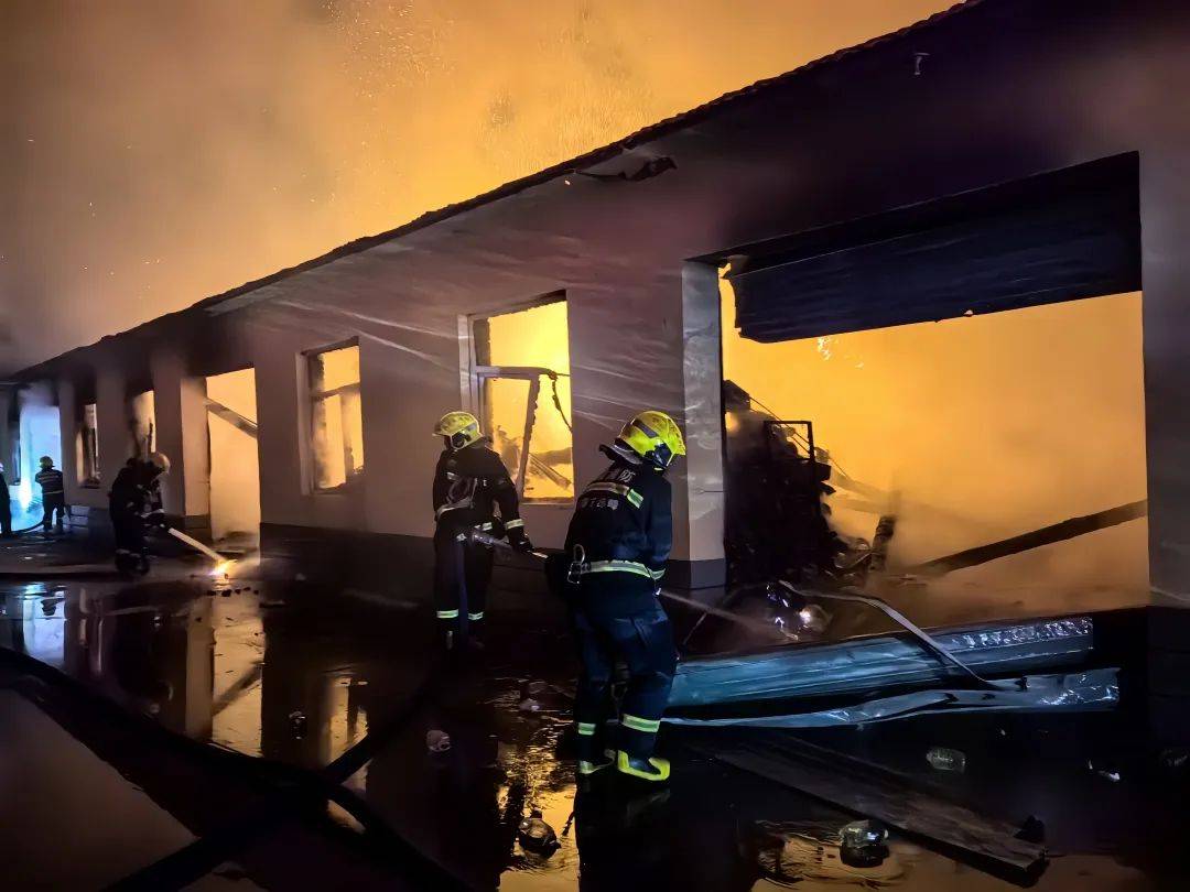 约4000箱白酒火中炸裂<strong></p>
<p>豌豆币</strong>,主人痛失60多万!