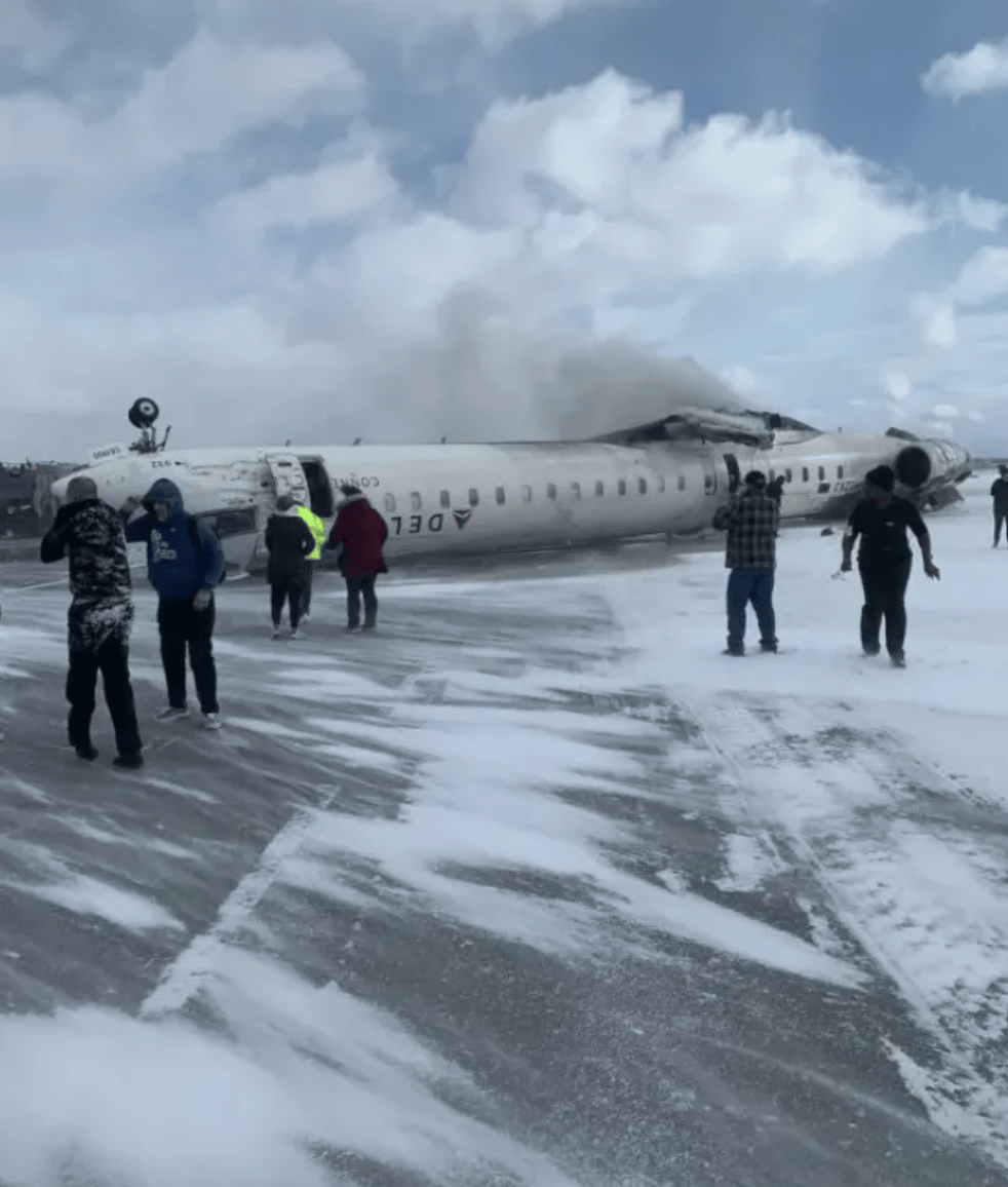 美国一客机降落时翻转倒扣！乘客意外拍下逃生瞬间<strong></p>
<p>豌豆币</strong>，加拿大：事发时风力强劲