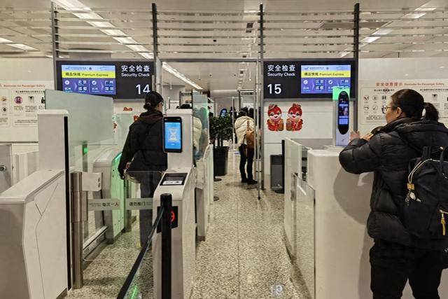 毛骨悚然<strong></p>
<p>十元人命币</strong>,口袋内突然探出蛇头,杭州机场一女孩携带活蛇过安检