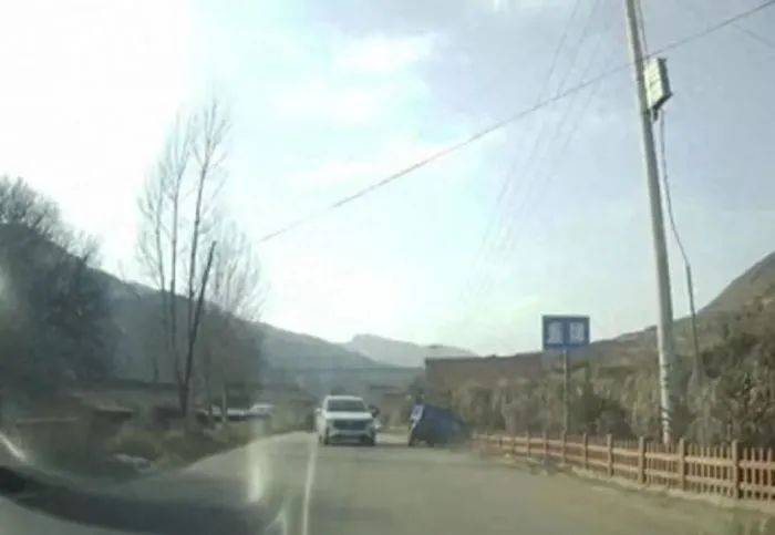 车主公开“甘肃警车别车”视频遭“约谈”<strong></p>
<p>十元人命币</strong>？当地官方：已组成调查组实地调查