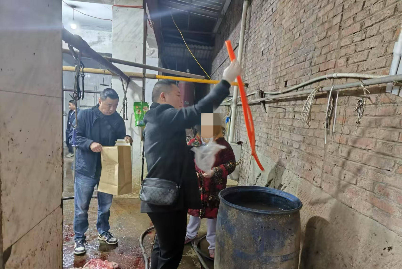 给活牛插管注水每头增重80斤!四川荣县警方破获一起售卖注水牛肉案<strong></p>
<p>炒币神话</strong>,5人被抓