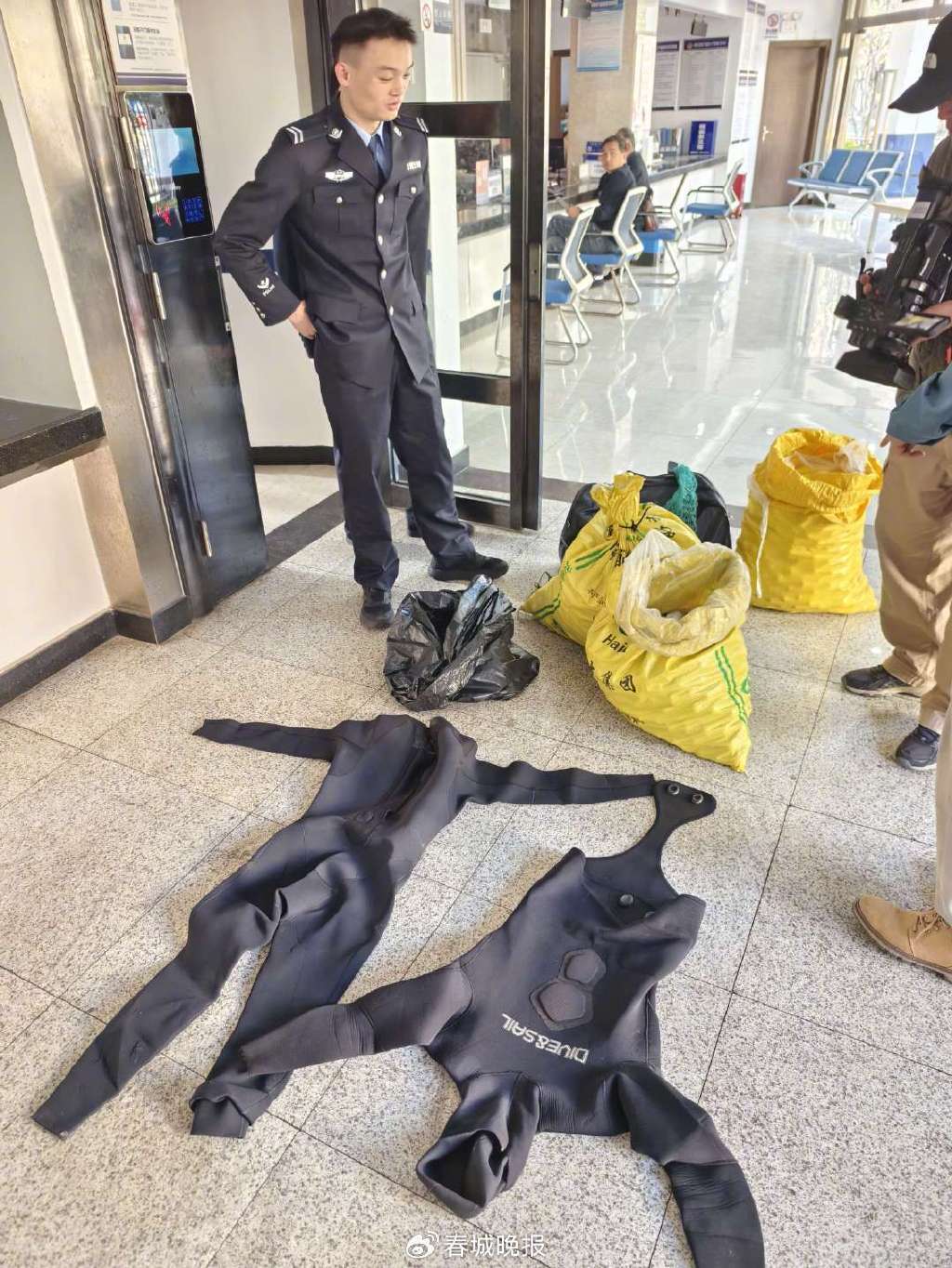 3人穿潜水服偷捞高尔夫球<strong></p>
<p>炒币神话</strong>,警方用时4小时人赃并获