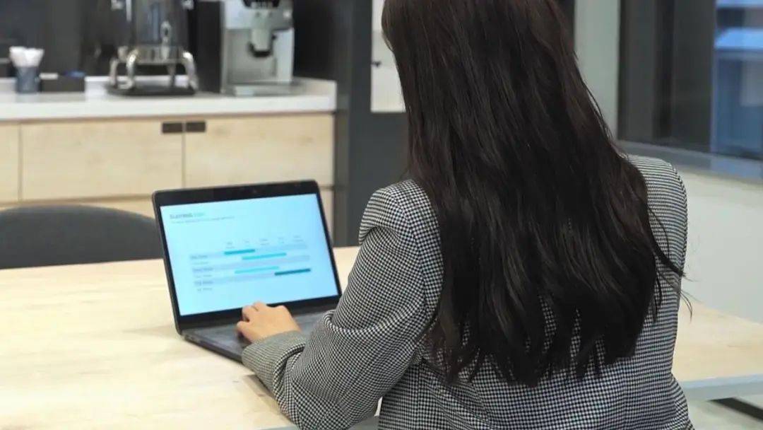 太疯狂<strong></p>
<p>炒币神话</strong>！上海一90后财务18个月挪用1400万！大牌包堆满整个屋子…