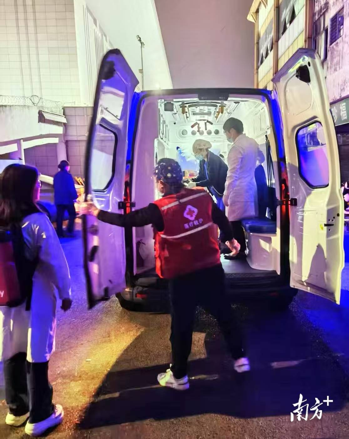 “先救命<strong></p>
<p>炒币知乎</strong>，责任我们担！”东莞东站一旅客突发心脏骤停