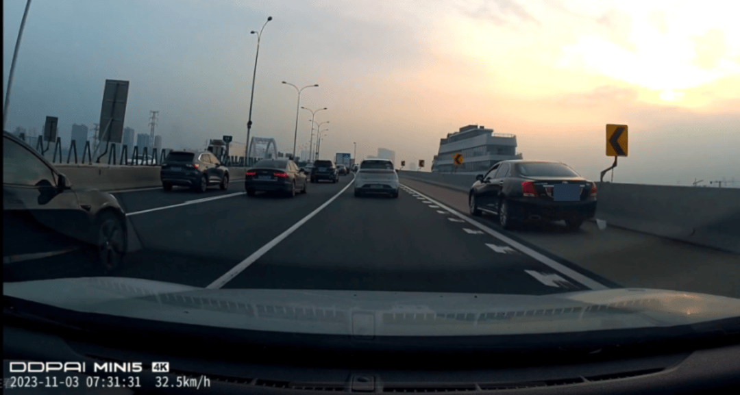 “不服气”总有车辆占应急道<strong></p>
<p>鹰币</strong>?广州“野生摄像头”一年举报违章2277起|封面头条