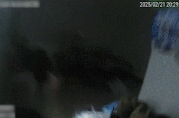 杭州男子群里发了10个字<strong></p>
<p>鹰币</strong>，家门突然被开！警察冲了进来……