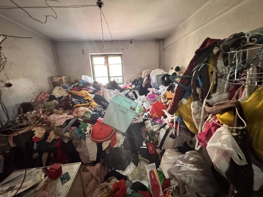 退休金超9000<strong></p>
<p>幕币</strong>,91岁老人家中却“垃圾成山”!原因心酸