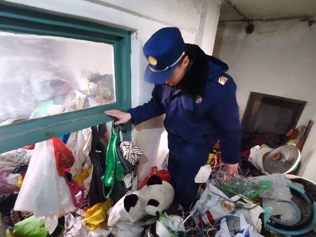 退休金超9000<strong></p>
<p>幕币</strong>,91岁老人家中却“垃圾成山”!原因心酸