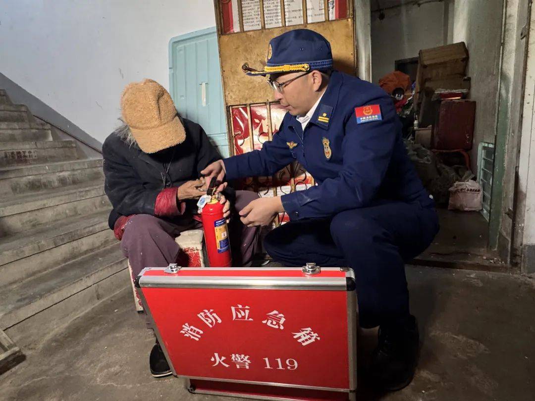 退休金超9000<strong></p>
<p>幕币</strong>,91岁老人家中却“垃圾成山”!原因心酸