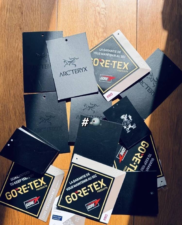 一张“鸟卡”被炒到300元<strong></p>
<p>幕币</strong>,始祖鸟吊牌倒卖背后的“生意经”