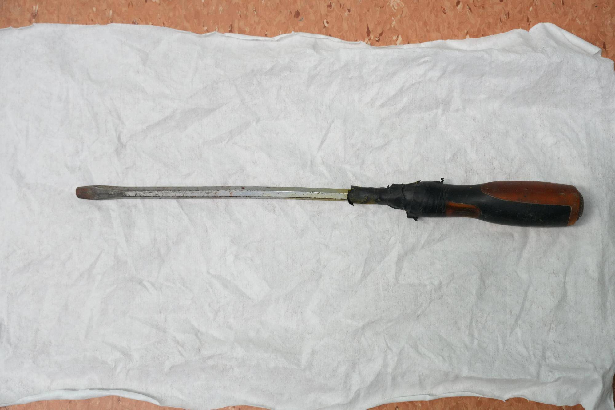 20米高空掉落螺丝刀直插男子胸腔<strong></p>
<p>炒币秘籍</strong>!医生:不要自行拔除