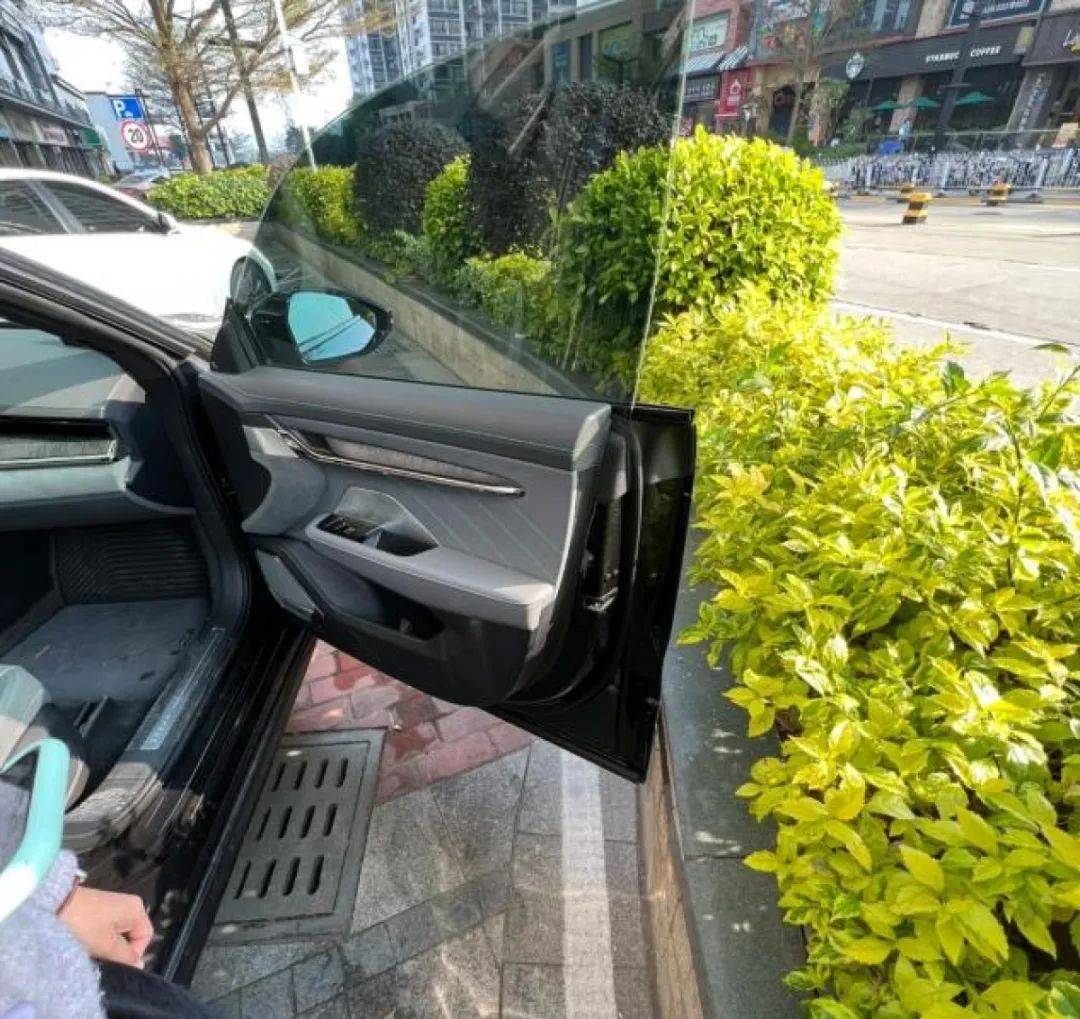 王大陆因不会开特斯拉车门涉刑案<strong></p>
<p>链币世界</strong>,暴露新能源车车门设计痛点