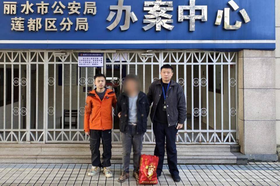 海拔900多米<strong></p>
<p>币币交易源码</strong>,嫌疑人竟连夜爬七八个小时山潜逃!蓝某已被依法采取刑事强制措施