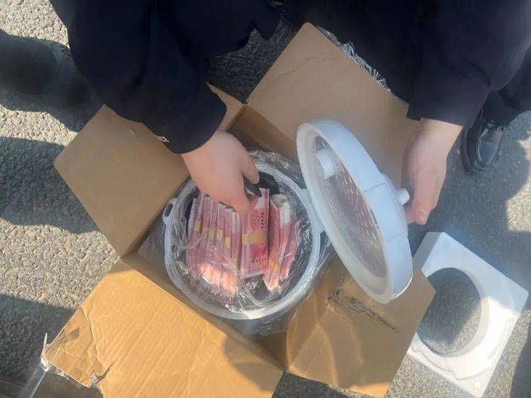 打开电饭煲一看:8万元现金<strong></p>
<p>币币交易源码</strong>!女子被当街拦下