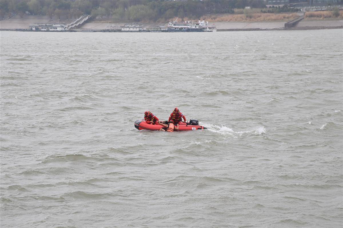 “江城平安号”船艇上<strong></p>
<p>币币交易源码</strong>，吴天祥、刘威威等被聘为“长江义警”