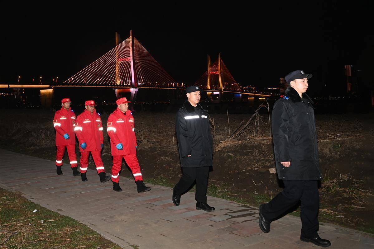 “江城平安号”船艇上<strong></p>
<p>币币交易源码</strong>，吴天祥、刘威威等被聘为“长江义警”