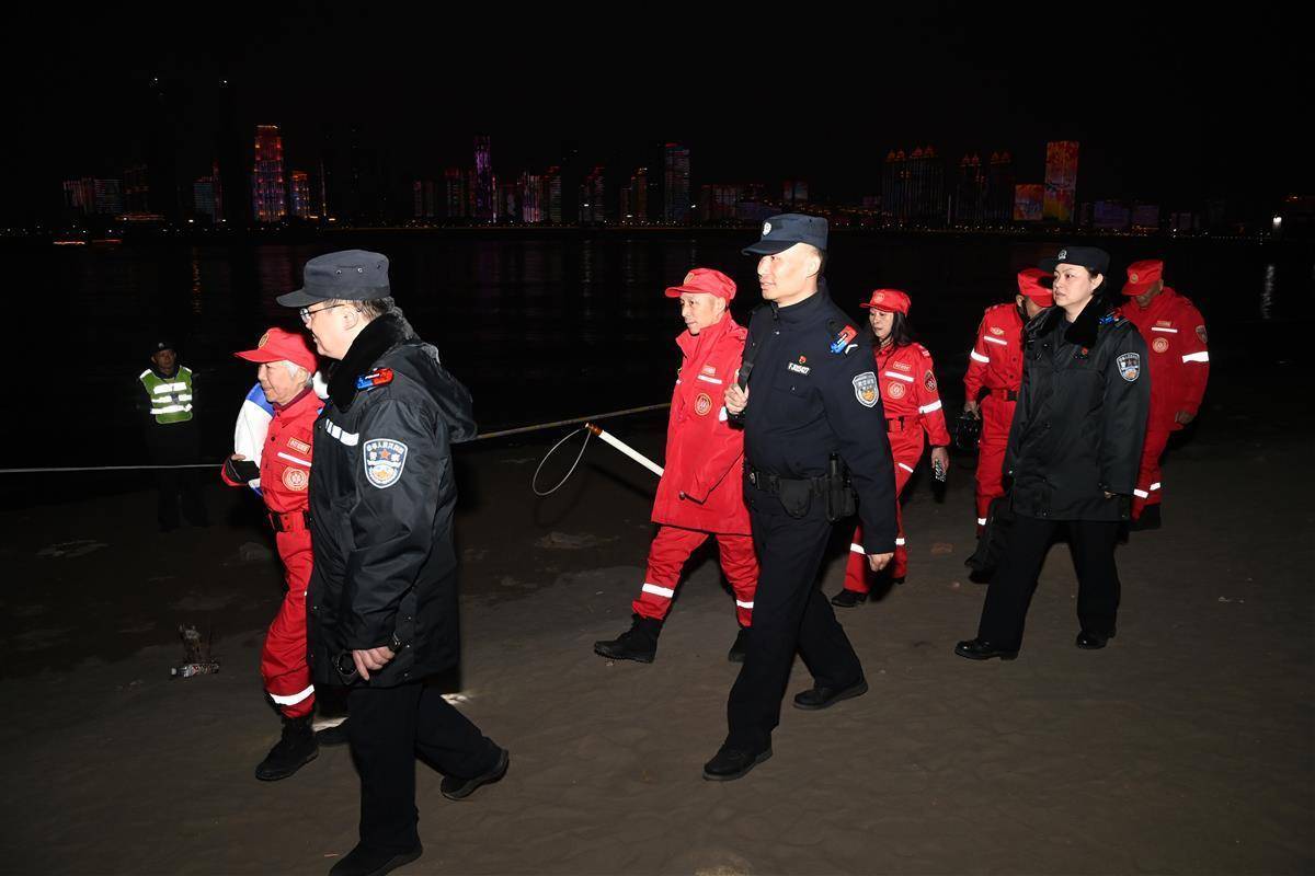 “江城平安号”船艇上<strong></p>
<p>币币交易源码</strong>，吴天祥、刘威威等被聘为“长江义警”