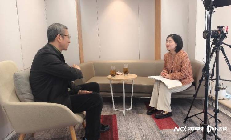 白岩松呼吁提高年轻人个税起征点<strong></p>
<p>币币交易源码</strong>,保障灵活就业者社保不断线