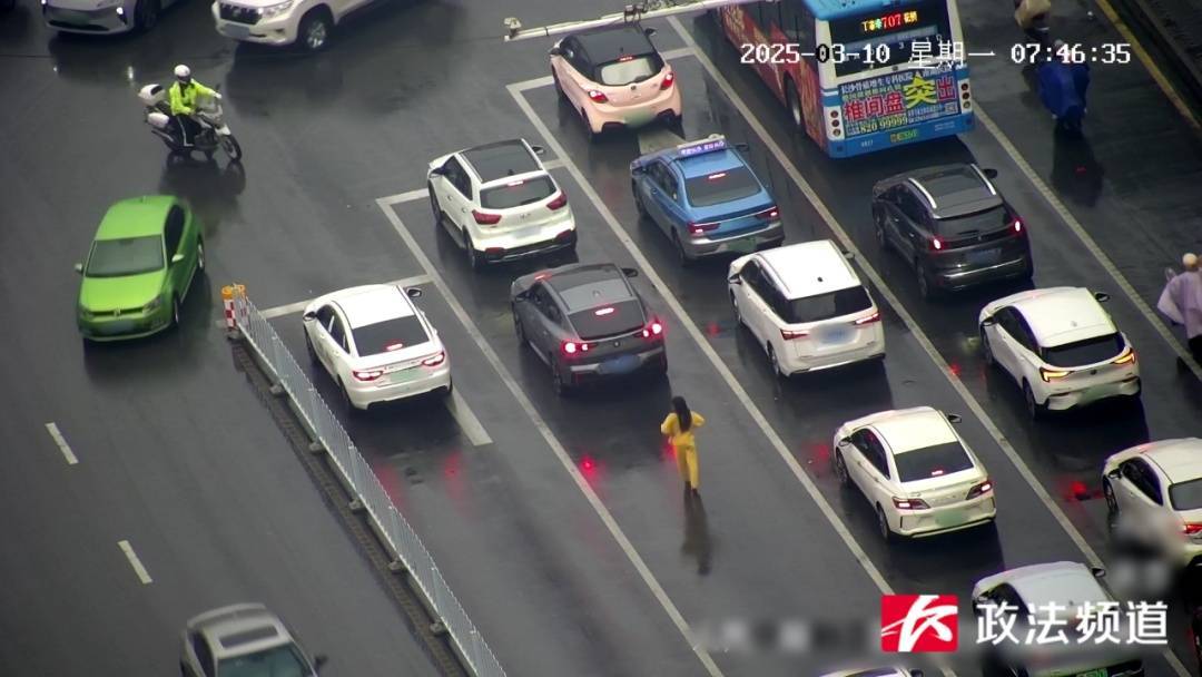 女子在车流中穿行<strong></p>
<p>罗门币算力</strong>,看见交警后竟直接跳到他身上