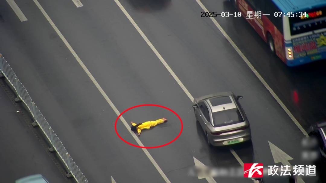 女子在车流中穿行<strong></p>
<p>罗门币算力</strong>,看见交警后竟直接跳到他身上