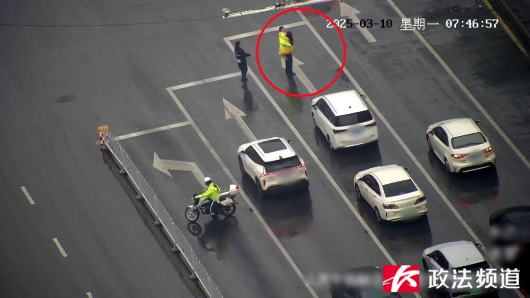 女子在车流中穿行<strong></p>
<p>罗门币算力</strong>,看见交警后竟直接跳到他身上