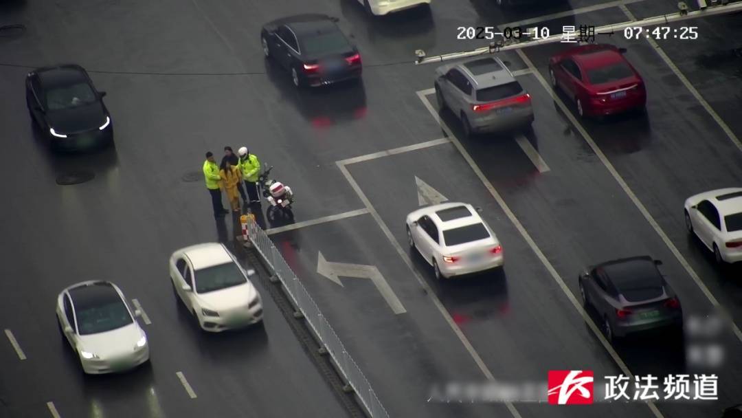 女子在车流中穿行<strong></p>
<p>罗门币算力</strong>,看见交警后竟直接跳到他身上