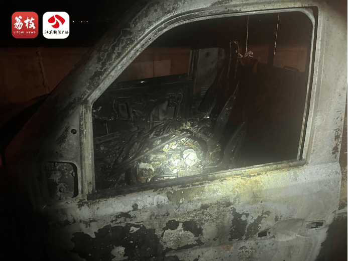 新能源车提车3天自燃烧成废铁<strong></p>
<p>欧元币</strong>,厂家:去起诉吧!