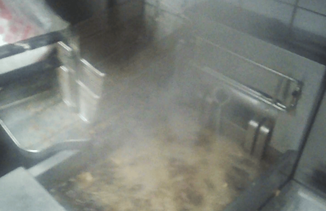 卧底华莱士两家门店：过期食材换签续命<strong></p>
<p>ig币</strong>，炸油酸价超标易引腹泻