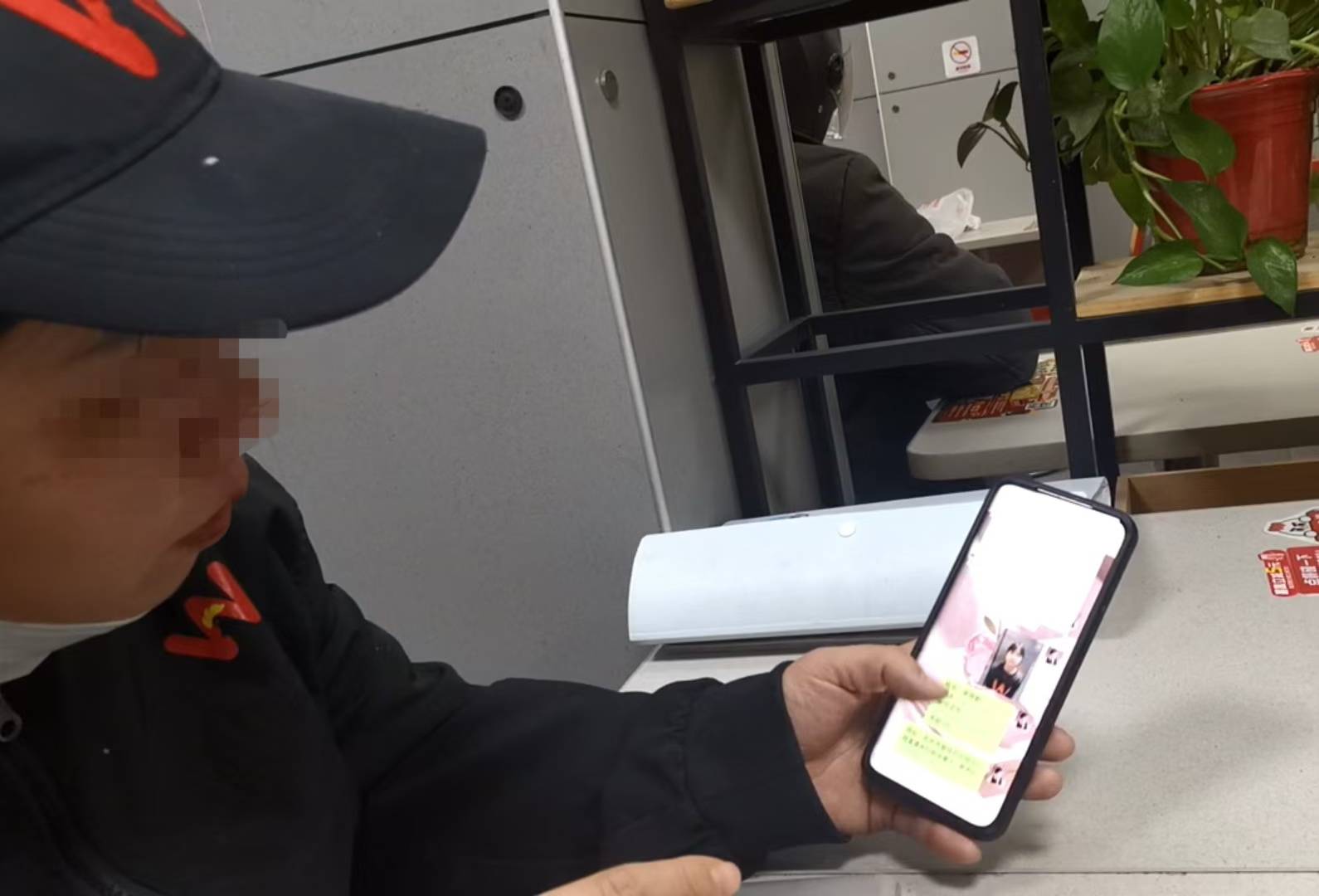 卧底华莱士两家门店：过期食材换签续命<strong></p>
<p>ig币</strong>，炸油酸价超标易引腹泻