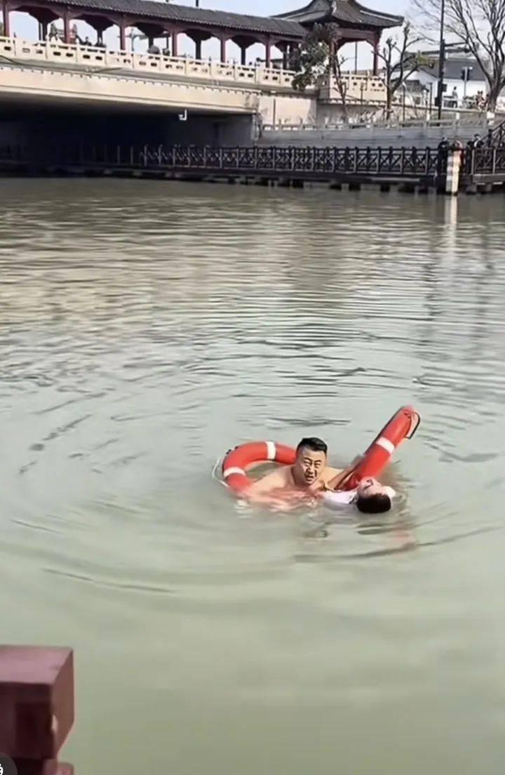 山东大哥到苏州出差<strong></p>
<p>码头币</strong>,刚下火车20分钟跳河救人