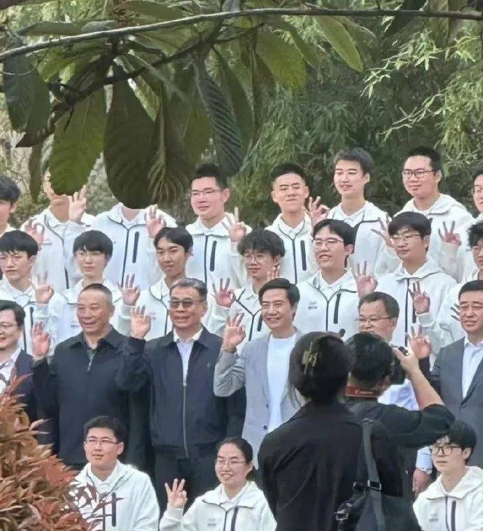 雷军回应如何保持好身材:英语不好已经让母校“蒙羞”<strong></p>
<p>币掌柜</strong>,不能再形象欠佳