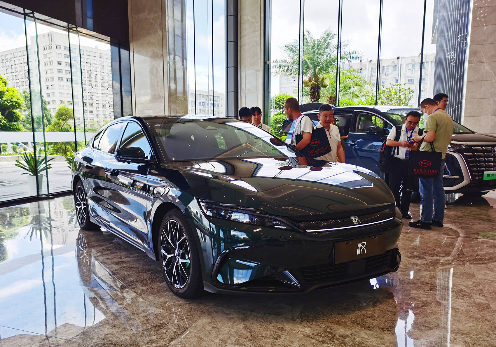 营收7771亿元<strong></p>
<p>币掌柜</strong>,超越特斯拉!刚刚,比亚迪炸裂发布:拟派现超120亿元