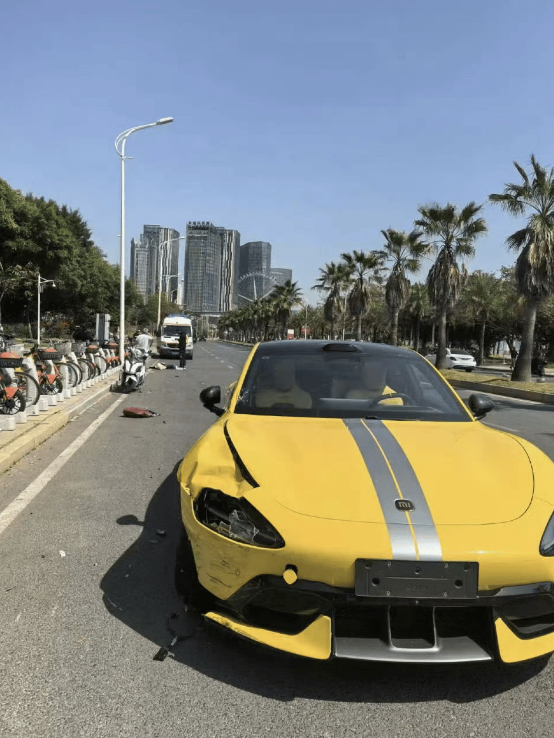 小米SU7 Ultra狂飙140km/h撞飞电动车引热议<strong></p>
<p>币掌柜</strong>，如何避免类似悲剧重演？｜热财经