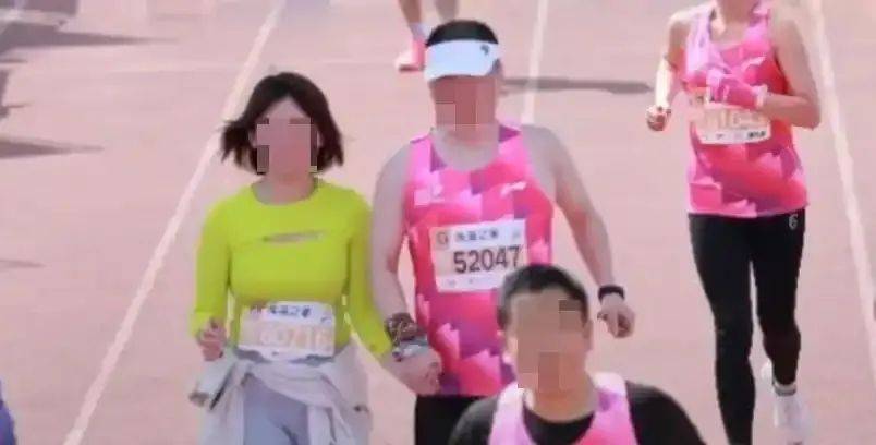 董事长手牵年轻女子参加马拉松被拍到<strong></p>
<p>币掌柜</strong>？A股公司深夜发声→