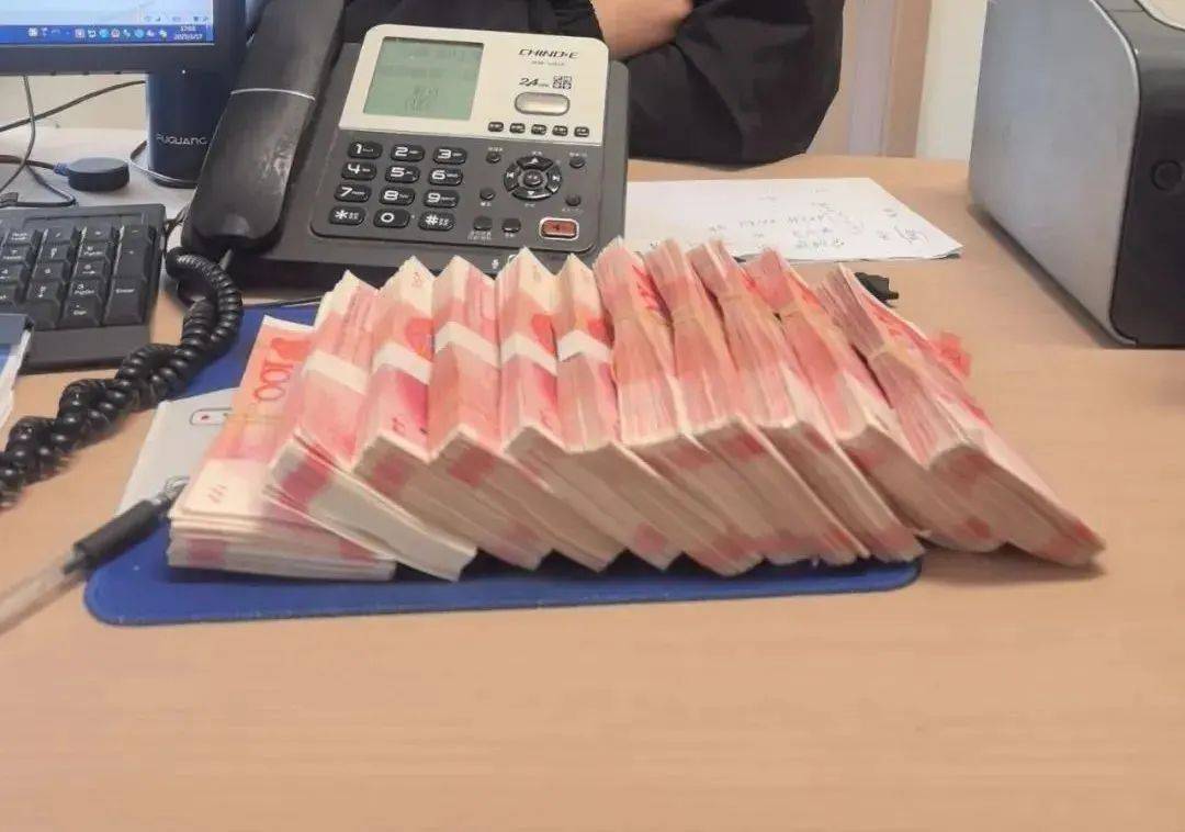 快递当场开箱:108000元现金<strong></p>
<p>币乎行情</strong>!浙江男子傻眼了