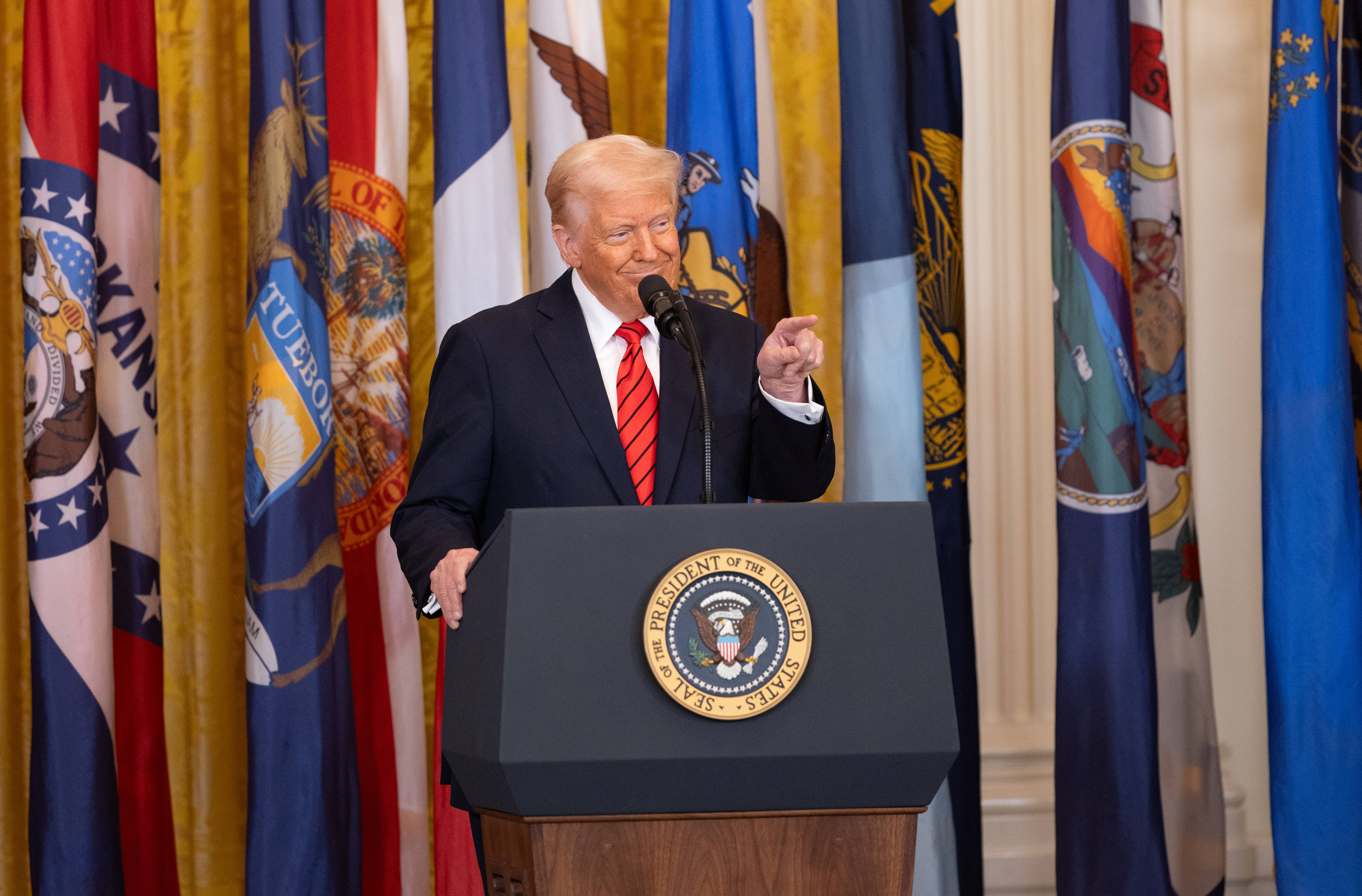 两党杠上白宫群聊泄密事件 情报高官演出“真失忆”戏码