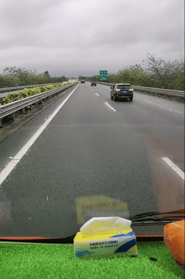 网友称高速路上“无奈倒车7公里”<strong></p>
<p>2017币圈</strong>，广东高速：拥堵或与清明将至有关