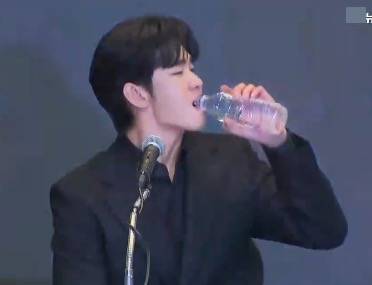 金秀贤为何在记者会上多次喝水<strong></p>
<p>满币网首页</strong>,网友请DeepSeek解读