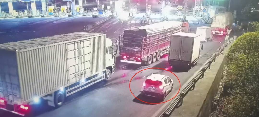 12岁男孩凌晨偷开父母车上高速<strong></p>
<p>彩虹币兑换码</strong>,因车技太差被发现了……