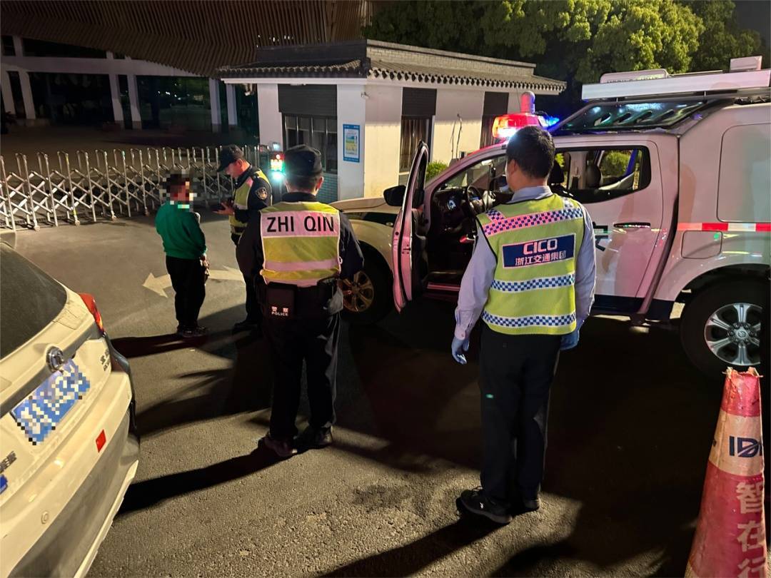 12岁男孩凌晨偷开父母车上高速<strong></p>
<p>彩虹币兑换码</strong>,因车技太差被发现了……