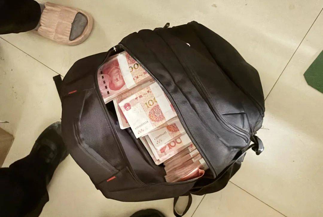 事发桂林<strong></p>
<p>全自动炒币软件</strong>!背包里装的1000000元现金被警方紧急拦截