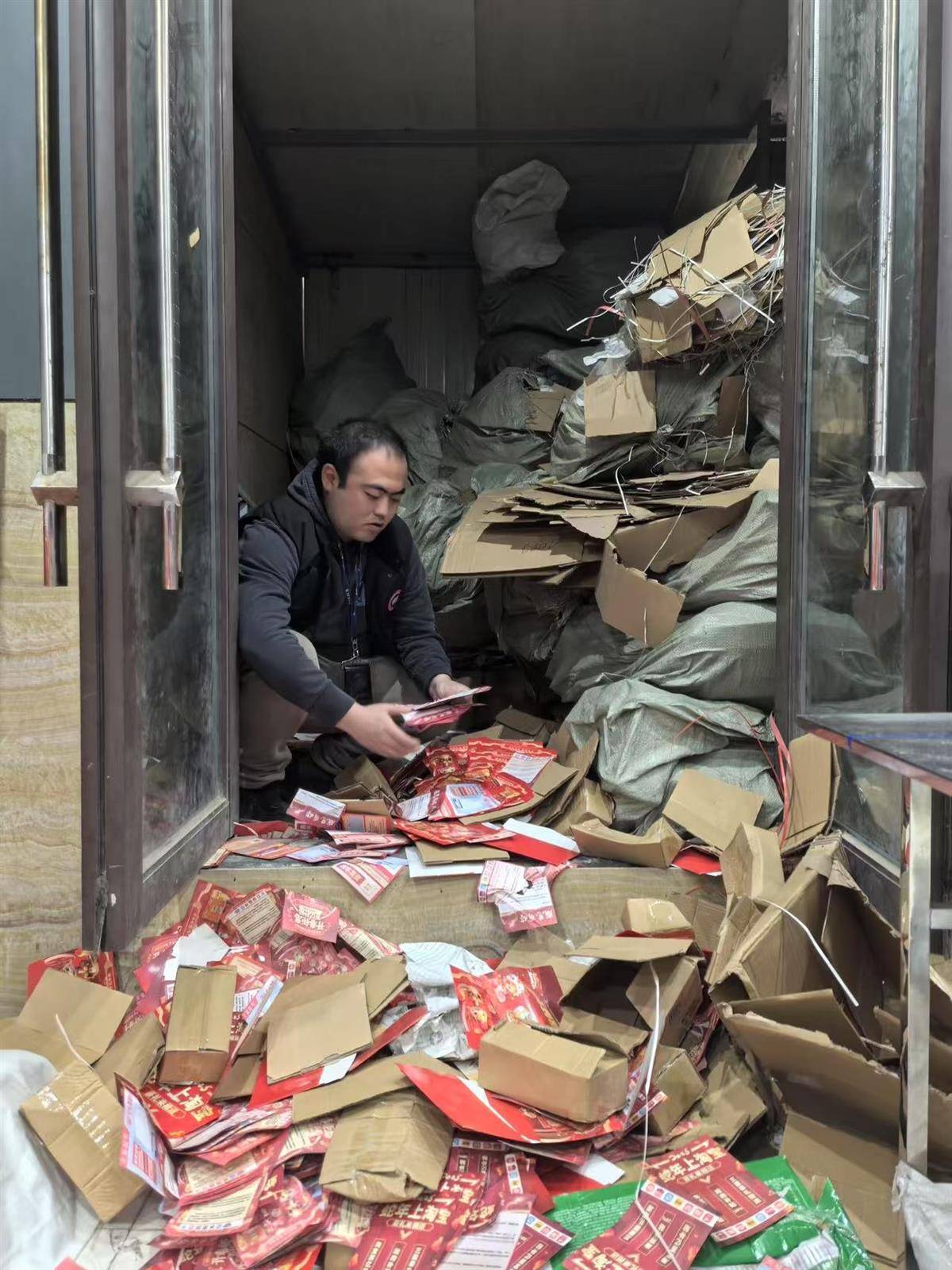 他发出的81万件快递全是电诈卡片<strong></p>
<p>全自动炒币软件</strong>！武汉江岸警方破获特大诈骗案