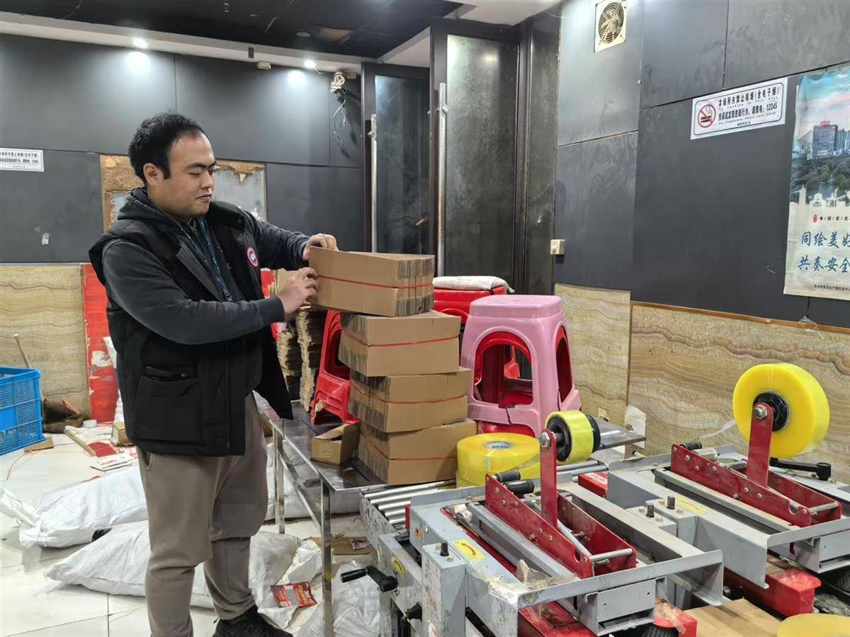 他发出的81万件快递全是电诈卡片<strong></p>
<p>全自动炒币软件</strong>！武汉江岸警方破获特大诈骗案