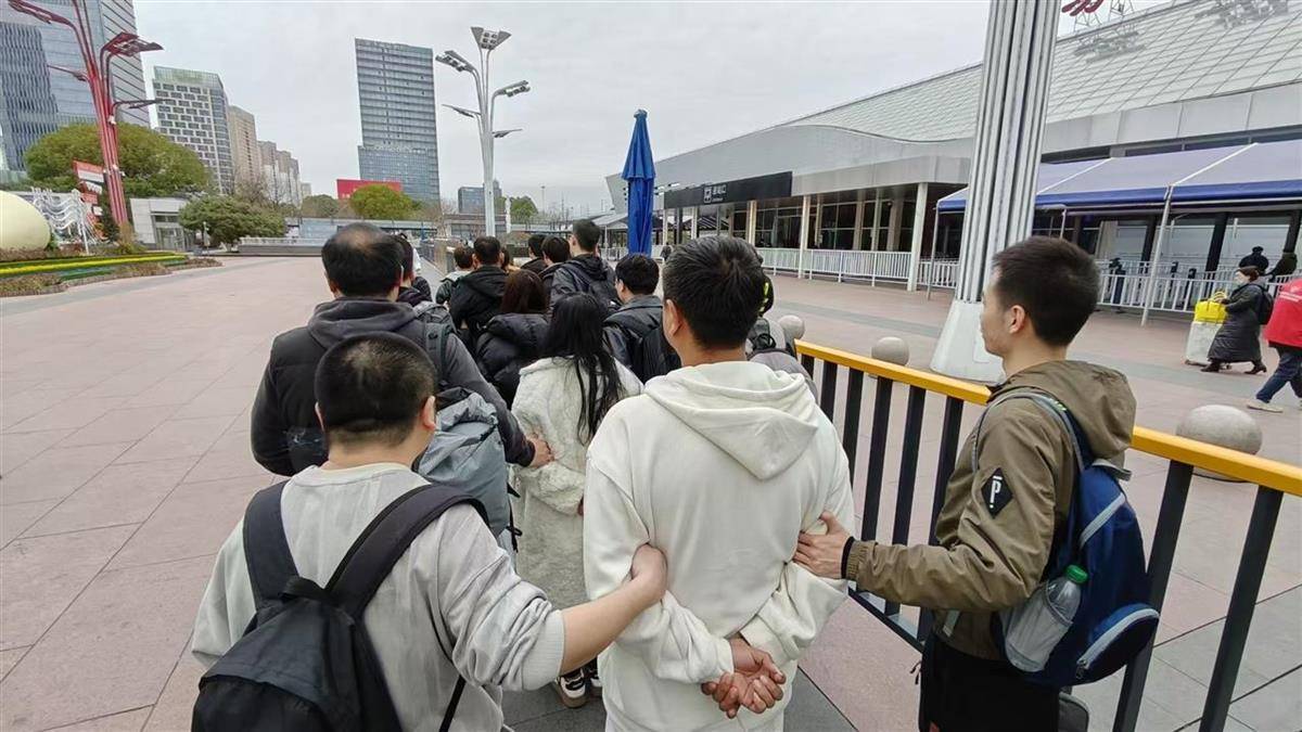 他发出的81万件快递全是电诈卡片<strong></p>
<p>全自动炒币软件</strong>！武汉江岸警方破获特大诈骗案