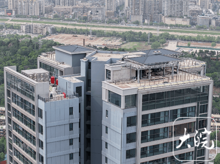 武汉长江边一54层住宅楼顶出现“楼上楼” 部门回应:已立案调查违建情况