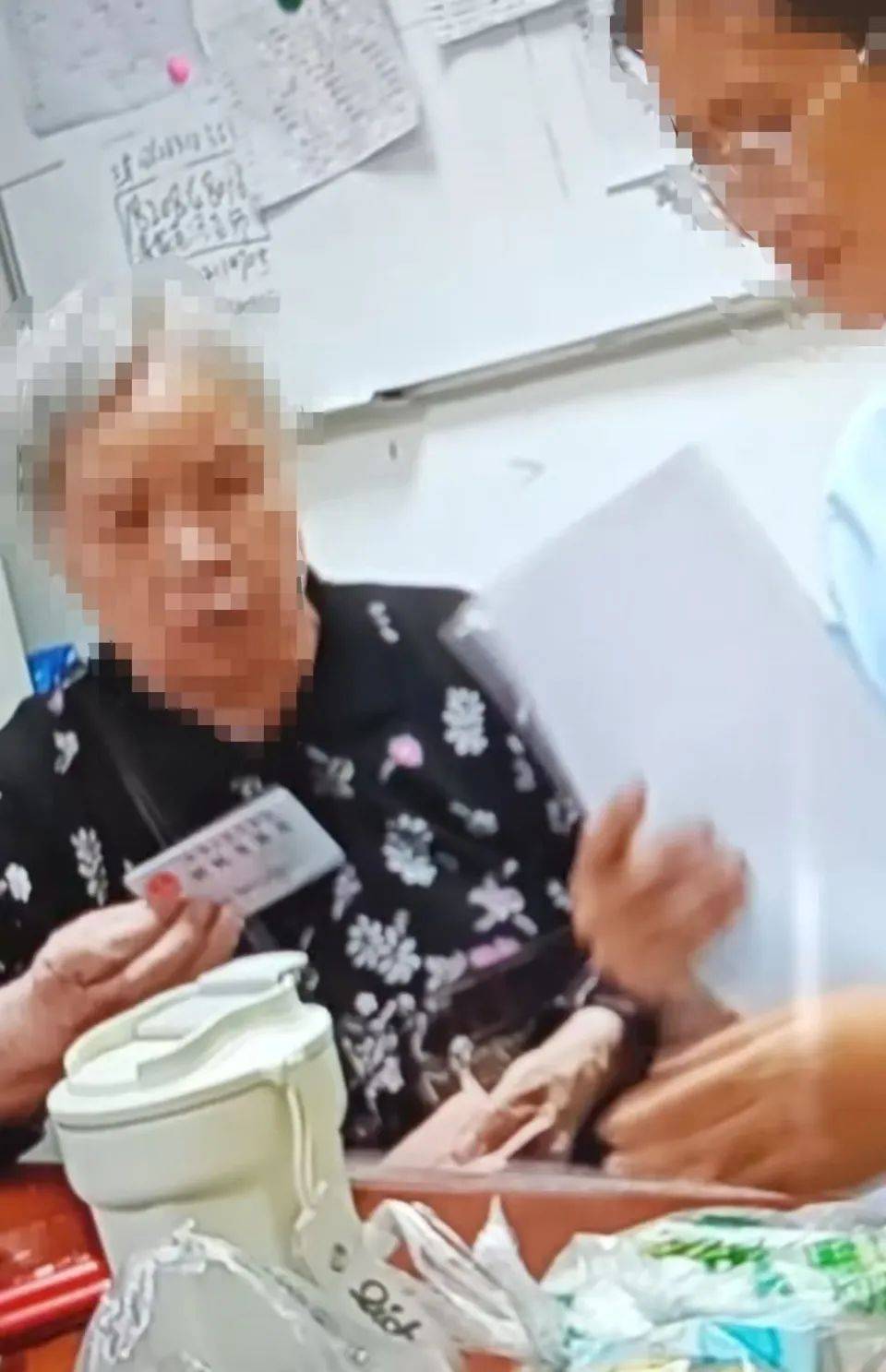 84岁老太被大女儿带出养老院<strong></p>
<p>全自动炒币软件</strong>,取光40万存款!小女儿:养老院应担责