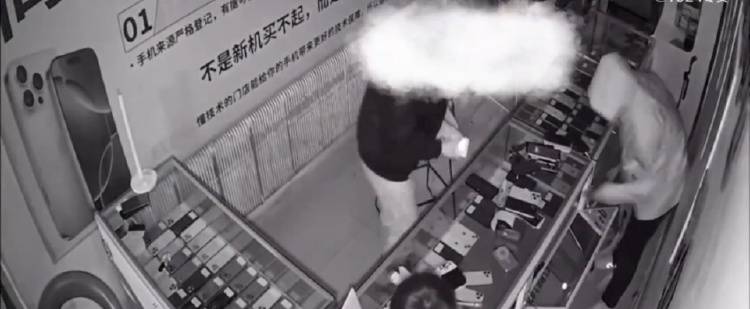 4名少年偷手机89部还发视频炫耀<strong></p>
<p>全自动炒币软件</strong>,店主:贼抓了又放,手机向谁要