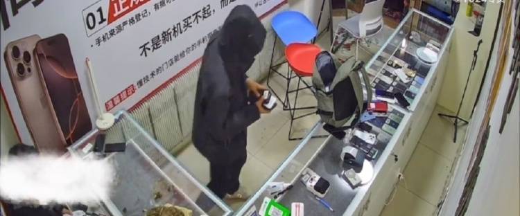 4名少年偷手机89部还发视频炫耀<strong></p>
<p>全自动炒币软件</strong>,店主:贼抓了又放,手机向谁要